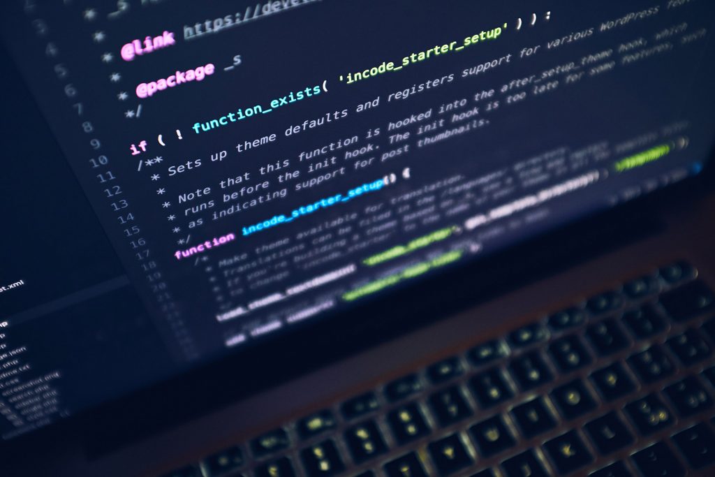 IT-Experte bei der Reparatur eines Laptops im IT-Service-Zentrum Duisburg und Umgebung
