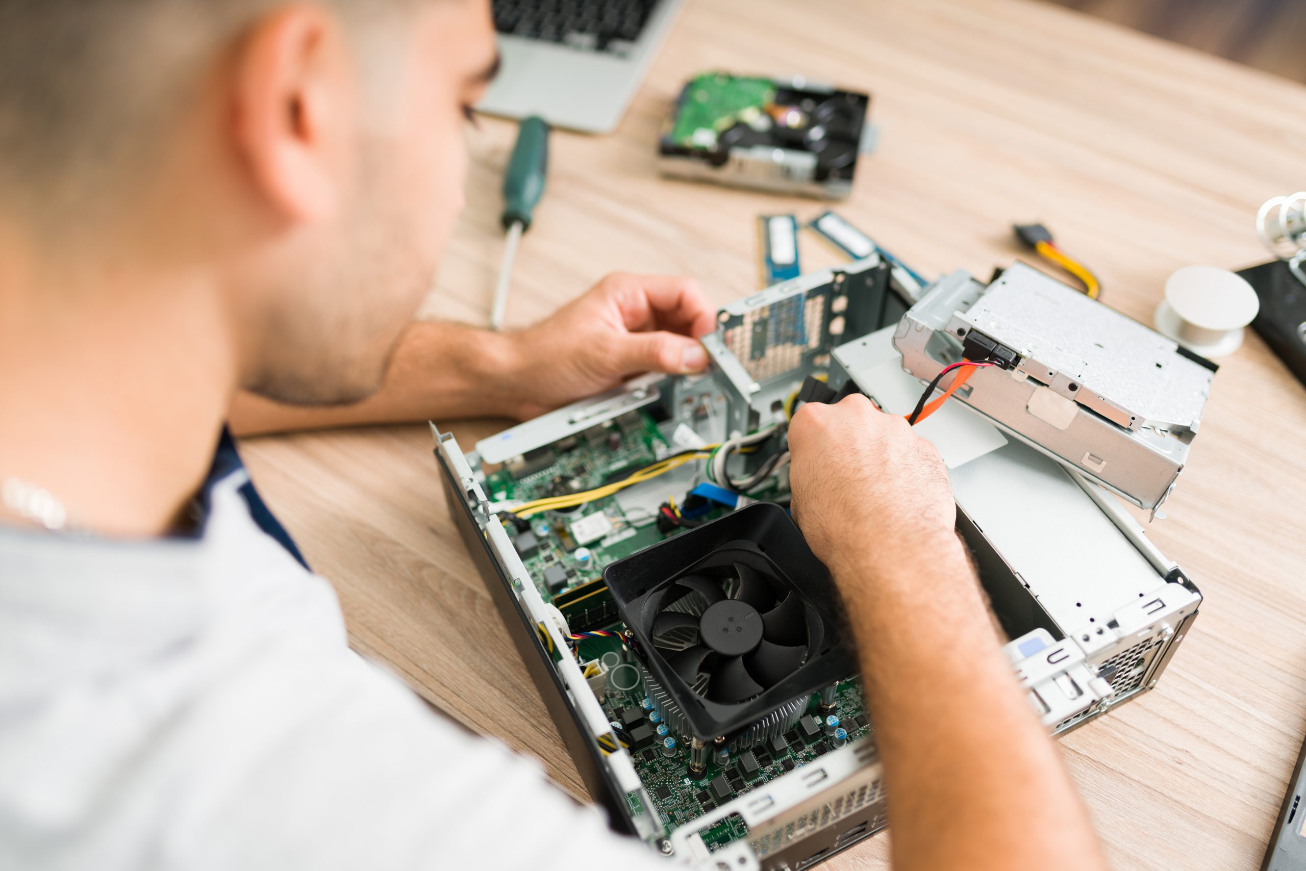 Techniker bei der Laptop-Aufrüstung mit neuer SSD in Duisburg